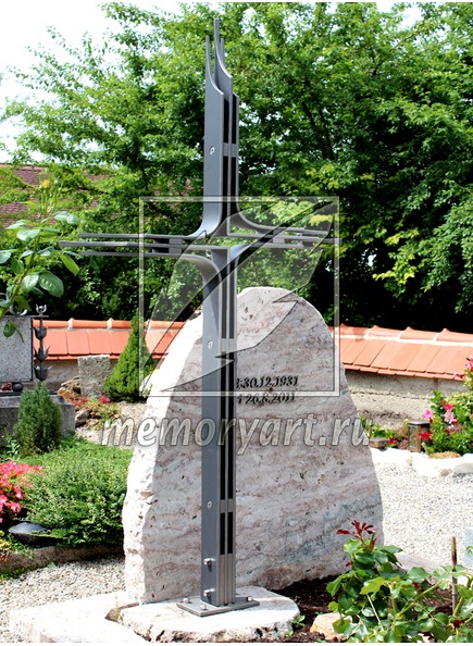 Памятник валун с декоративным крестом P-0325