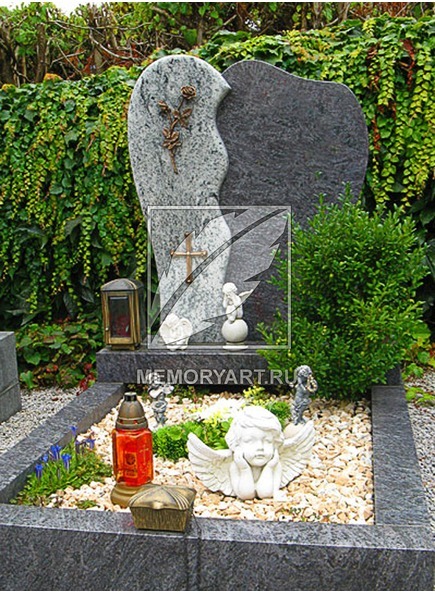 Памятник гранитный с металлическими крестом и розой