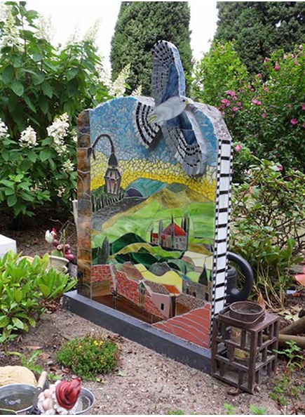 Памятник из мозаики с птицей