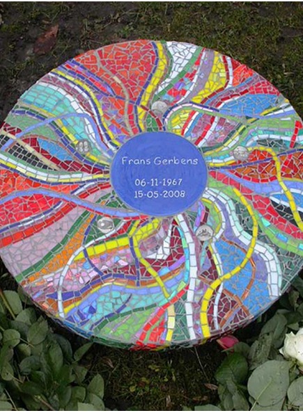 Надгробие с разноцветной мозаикой