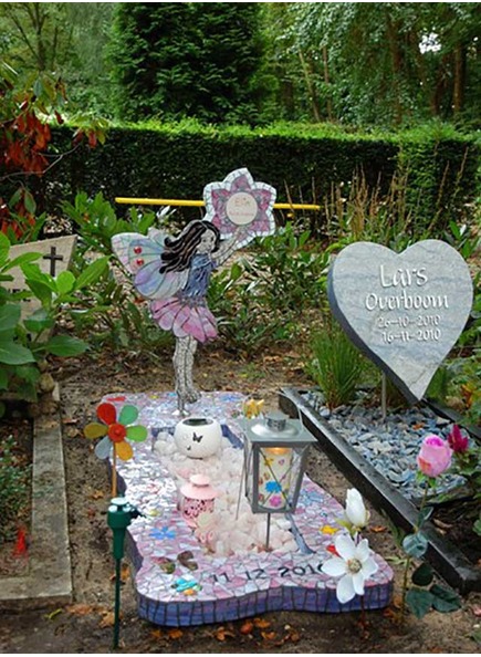 Детское надгробие с мозаикой