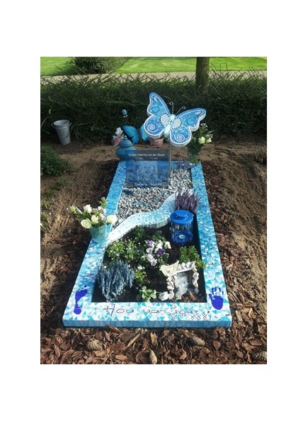 Надгробие с мозаикой и бабочкой