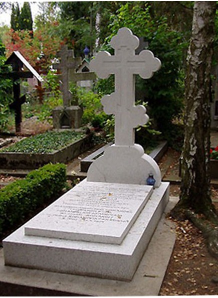 Мраморный надмогильный клеверный крест, с надгробной плитой
