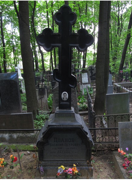 Клеверный шестиконечный крест на резной тумбе, из чёрного гранита габбро-диабаз