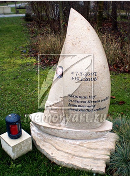 Детский памятник из бежевого мрамора – «Парусник»