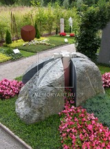 Памятник из природного камня с декоративным крестом P-0303