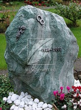 Памятник валун с декоративными элементами P-0309