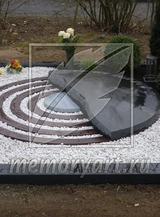 Круглая надгробная плита с расколом по центру