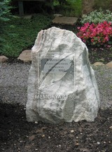 Памятник из природного камня (мрамор, валун) P-0323