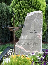 Памятник валун на могилу не полированный с декоративным металлическим крестом P-0328