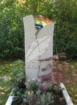 Памятник со стеклом с радугой