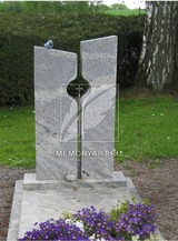 Памятник гранитный с птицей и крестом