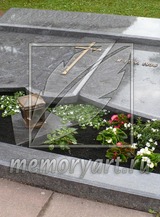 Надгробная плита из гранита с накладным металлическим крестом