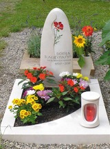 Надгробие из мозаики с цветком