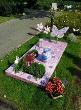 Памятник из мозаики с бабочкой и кувшином