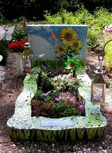 Надгробие из мозаики с тремя подсолнухами