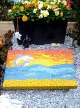 Надгробие из мозаики с дельфинами