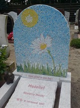 Памятник из мозаики с ромашкой
