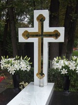 Мраморный крест на надгробной плите, со сквозным воздушным клеверным крестом