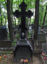 Клеверный шестиконечный крест на резной тумбе, из чёрного гранита габбро-диабаз