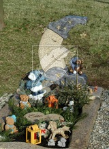 Детский памятник со спящим полумесяцем и сердцем в цветочнице
