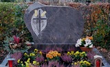 Горизонтальный памятник с резным крестом и колосьями пшеницы