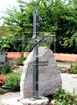 Памятник валун с декоративным крестом P-0325